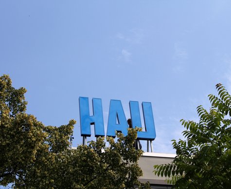 Blick auf das HAU2-Dach mit dem HAU-Schriftzug